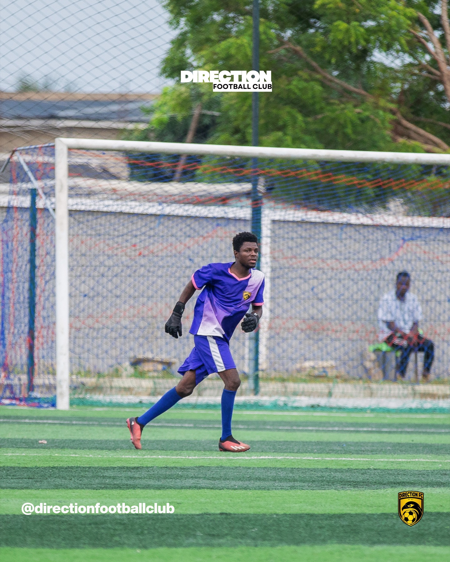 Direction FC goalkeeper in front of the goal.